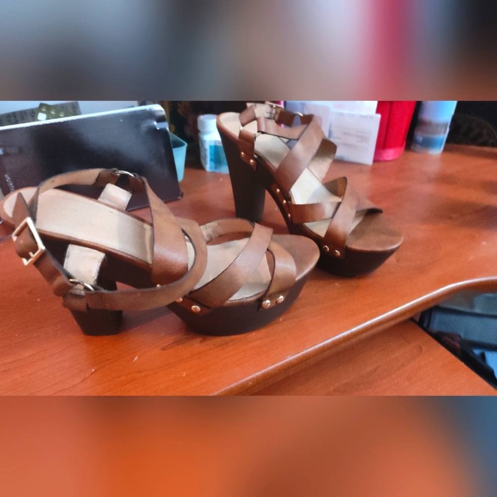 Women's size 9 brown leather strap heels 👠